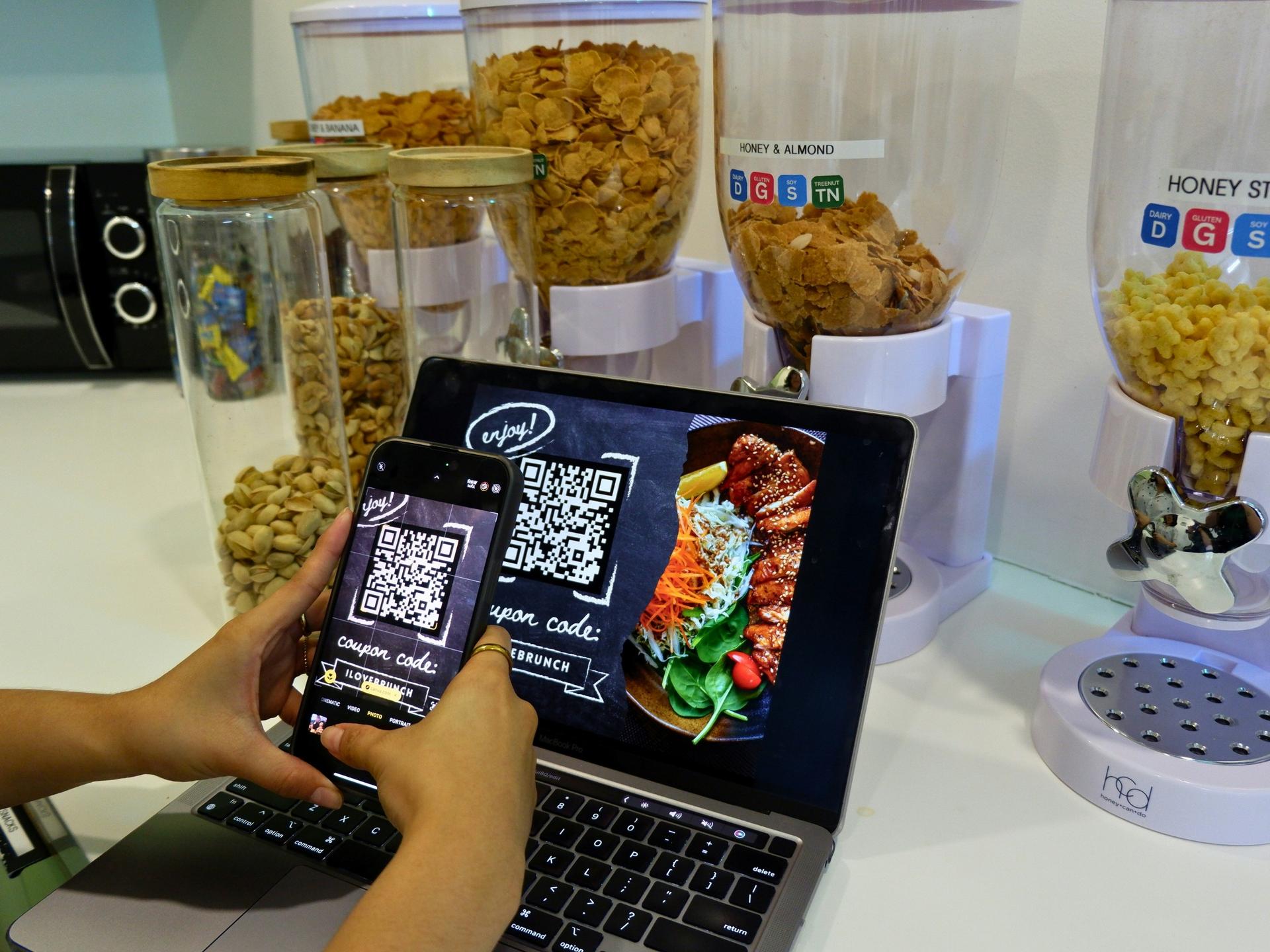 Restaurant-Besitzer richtet seinen eigenen Online-Bestellshop mit eigenem Logo und Markenauftritt ein