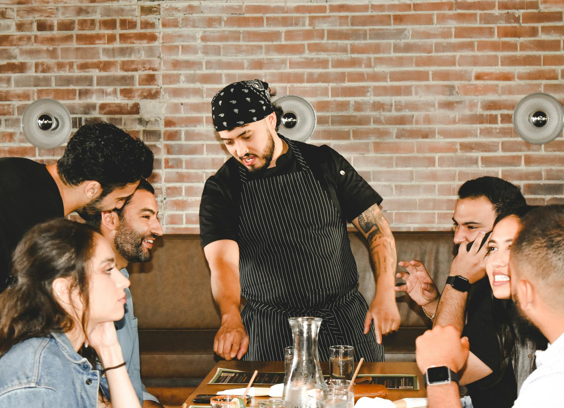 Restaurant-Mitarbeiter setzt QR-Codes und automatisierte E-Mail-Kampagnen zur gezielten Kundenmigration auf den eigenen Shop ein